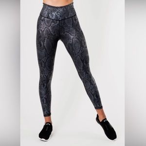 Studio IVL leggings in black snake